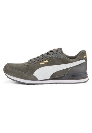 Grå ruskind Puma sneaker med hvid sidestribe, guld Puma logo, grå snørebånd og sort sål på hvid baggrund.