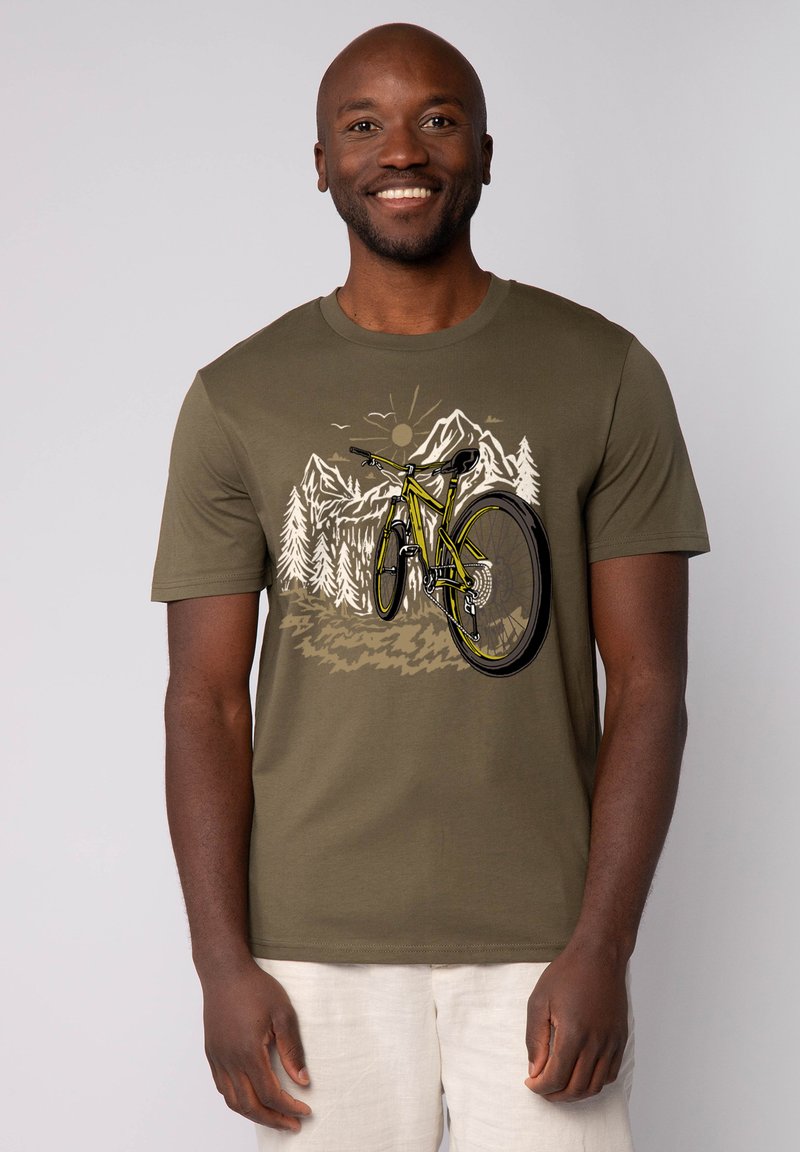 Olivgrünes Baumwoll-T-Shirt mit einem grafischen Druck eines gelben Mountainbikes vor einer Kulisse von Bergen und Kiefern. Kurze Ärmel, Rundhalsausschnitt.