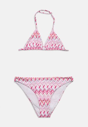 Μπικίνι δύο τεμαχίων με ροζ, κόκκινο και λευκό ζιγκ ζαγκ μοτίβο, με τριγωνικό τοπ με halter και εσώρουχο χαμηλής μέσης σε απλό λευκό φόντο.