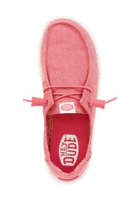 Roter Canvas-Schuh mit strukturierter Oberfläche, weißer Sohle und elastischen Schnürsenkeln. Verfügt über ein Logo auf der Zunge und ein gemustertes Futter im Inneren.