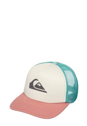 Casquette camionneur tricolore avec panneau avant blanc, dos en maille bleu sarcelle, visière incurvée rose et logo vague de montagne noir à l'avant.
