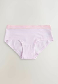Mehke svetlo vijolične bombažne ženske hlačke z nežno roza elastičnim pasom na belem ozadju.