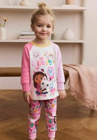 Pinker und weißer Schlafanzug bestehend aus einer Langarm-Oberteil mit Raglanärmel und gemusterter, elastischer Hose.