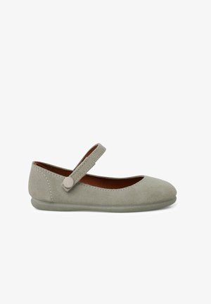 Ballerine en suède gris avec un bout rond, une sangle réglable et une semelle en caoutchouc lisse. Couture minimaliste et design classique.