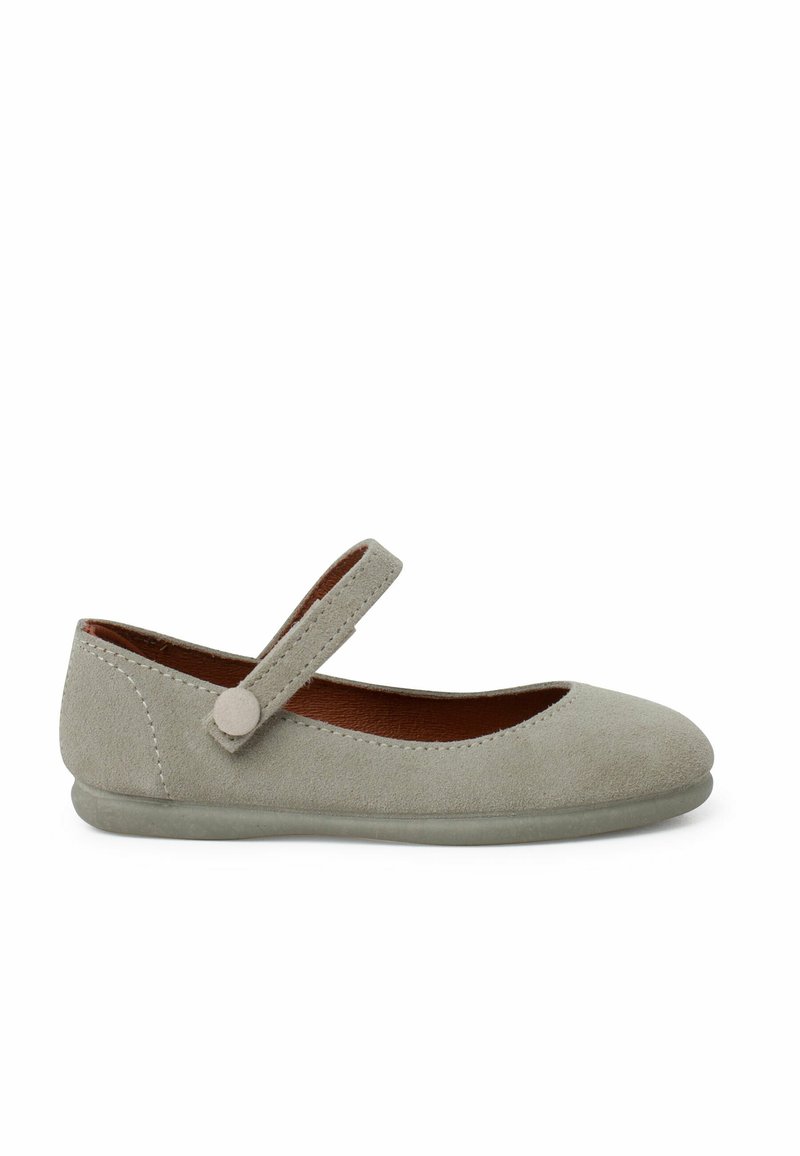 Grau Wildleder Ballerina mit runder Spitze, verstellbarem Riemen und glatter Gummisohle. Minimale Nähte und klassisches Design.