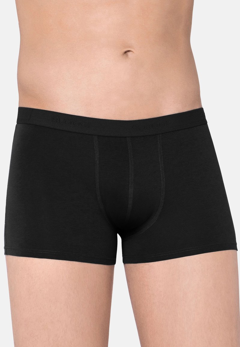 Boxer da uomo neri realizzati in tessuto morbido, caratterizzati da una vestibilità aderente, un cinturino elasticizzato e dettagli a punto di contrasto lungo le cuciture.