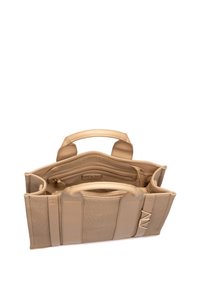 Beige tote bag van textuurstof, met dubbele handgrepen en meerdere interieurcompartimenten. Voorzien van een ritsvak en decoratieve accenten.