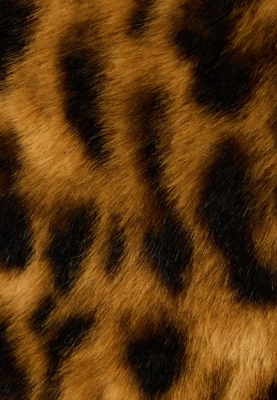 Leopárdmintás szövet, amely puha, texturált felülettel rendelkezik, aranybarna alapszínnel és jól látható fekete foltokkal, természetes szőrnélküli megjelenést kölcsönözve.