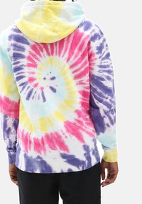Sudadera tie-dye con colores vibrantes: rosa, amarillo, púrpura y azul, con un patrón en espiral. Fabricada en tejido suave, con capucha.