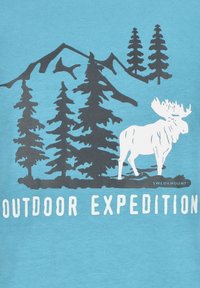 Sininen t-paita, jossa on kuvasto mustista vuorista, ikivihreistä puista ja valkoisesta hirvestä, tekstin "ULKOILMA-ETSINTÄ" alla.