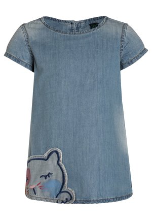 Vestido de mezclilla azul claro para niño pequeño con mangas cortas, escote redondo y cara de gato bordada cerca del dobladillo en el lado izquierdo.