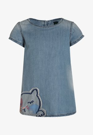 Lyseblå denim kortærmet todlerkjole med rund halsudskæring og broderet katteansigt nær kanten på venstre side.