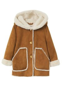 Brun mockaskinnjacka med en fluffig krämfärgad huva, två framfickor, träknappar och en mjuk textur. Kantad med krämfärgad päls.