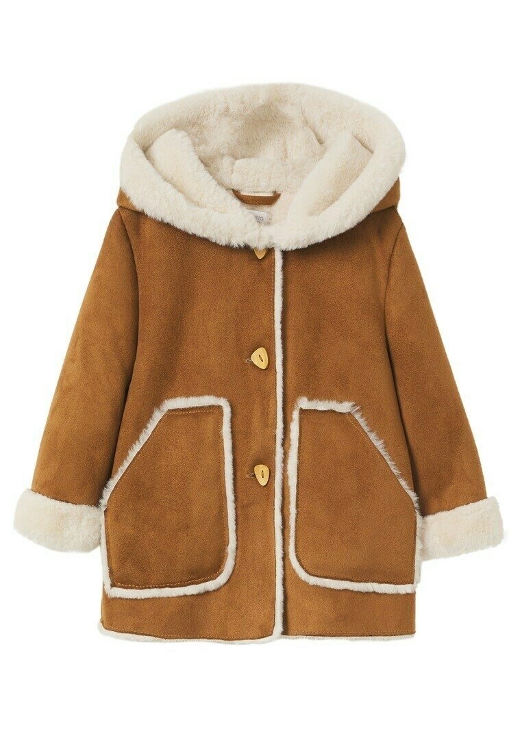 Brun mockaskinnjacka med en fluffig krämfärgad huva, två framfickor, träknappar och en mjuk textur. Kantad med krämfärgad päls.