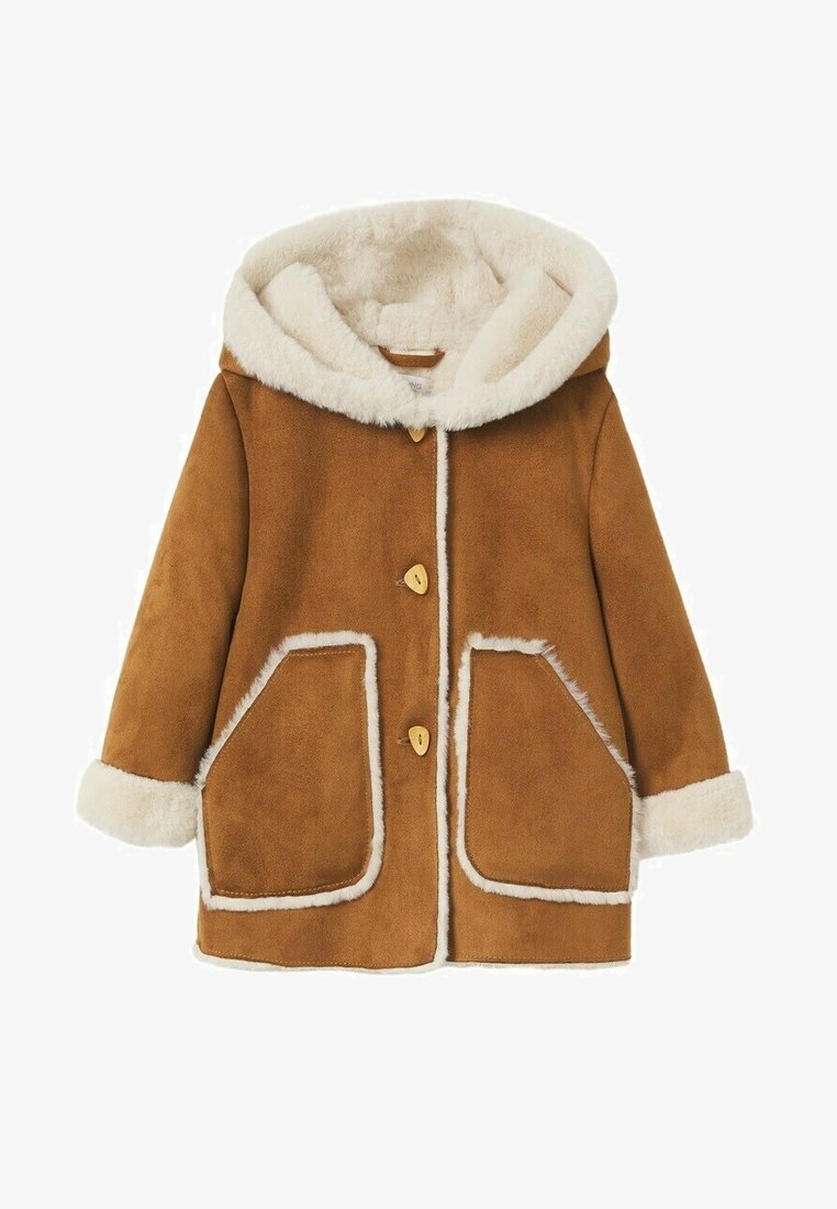Brun mockaskinnjacka med en fluffig krämfärgad huva, två framfickor, träknappar och en mjuk textur. Kantad med krämfärgad päls.
