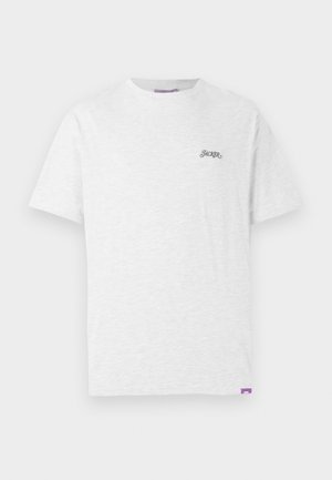 Fehér pamut póló, kerek nyakkivágással, rövid ujjakkal, a bal mellrészen egy kisebb fekete logóval. Az alsó szegélyén lila címke található.