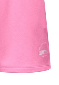 Ροζ μπλουζάκι T-shirt από απαλό βαμβάκι, με κυρτή ραφή στο τελείωμα, λευκή λεπτομέρεια λογότυπου και λεία υφή χωρίς ορατά σχέδια.