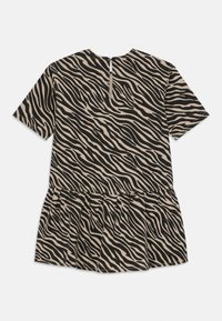 Kjole med korte ermer i svart og beige zebra stripe mønster, med samlet midje og nøkkelhullsåpning i ryggen.