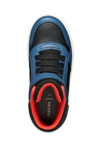Blauwe en zwarte sneaker met een geperforeerde lederen bovenkant, zwarte veters en een oranje kraagvoering, voorzien van een witte rubberen zool.