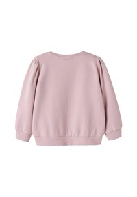 Hele roosa pikkade varrukatega sweatshirt soonikute ja hemiga, kergelt põlvnenud õlgadega, nähtud tagant valgel taustal.