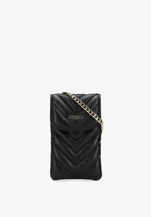 Schwarze Leder-Umhängetasche mit Chevron-Steppmuster, Klappdeckel und silberner Kettenschulterriemen. Auf der Vorderseite befindet sich eine kleine Logoplatte.