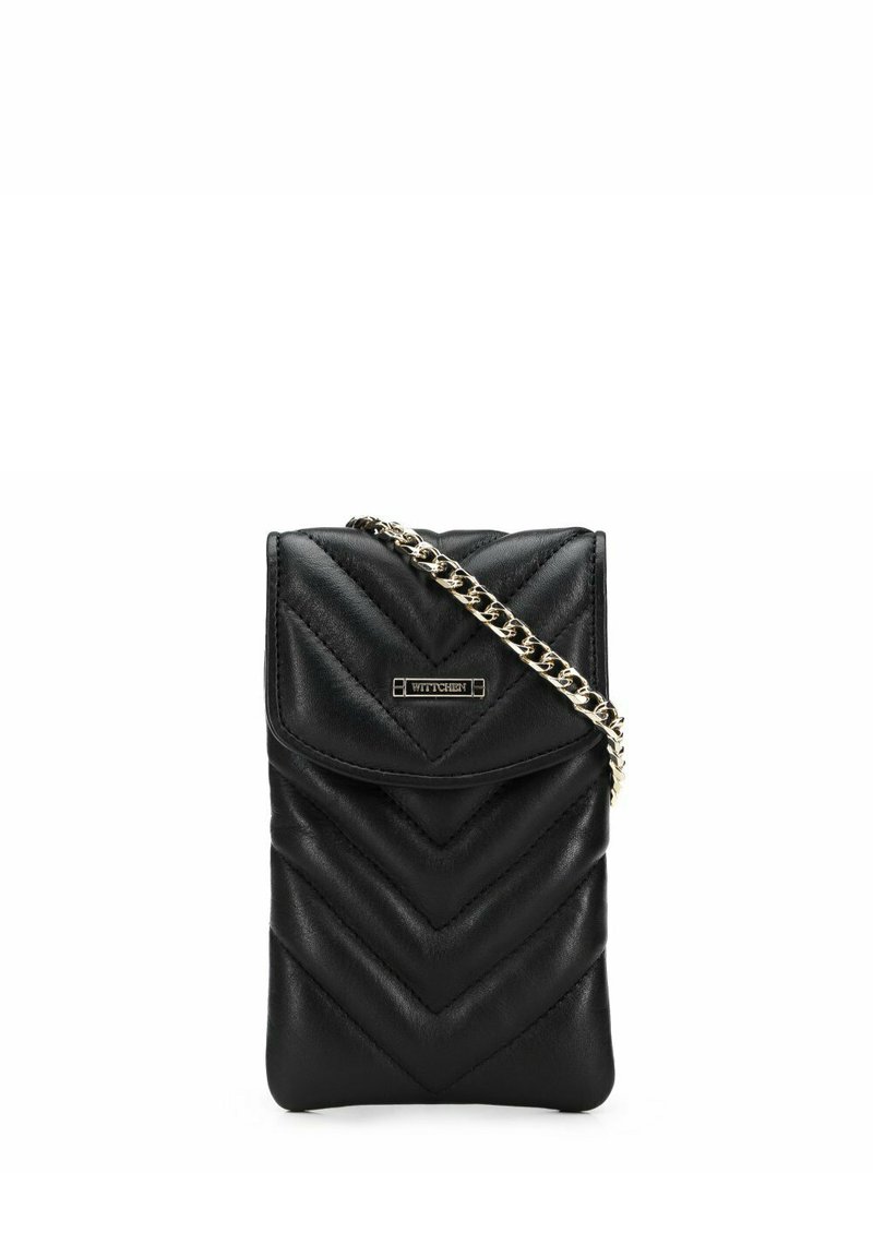 Bolso bandolera de cuero negro con acolchado en forma de chevron, solapa doble y correa de cadena plateada. Cuenta con una pequeña placa con el logo en la parte frontal.