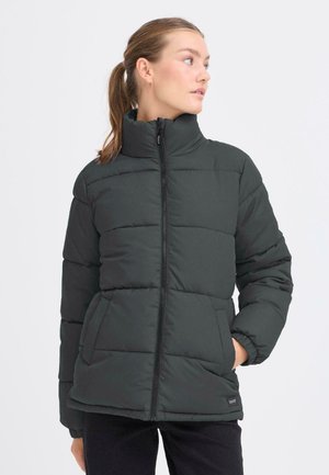 Zwarte gevoerde winterjas met hoge kraag, ritssluiting, elastische manchetten en zijzakken. Gladde textuur met een gestikt patroon.