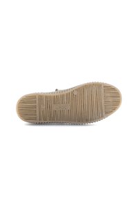 Zool van een bruine rubberen schoen met een gestructureerd, lineair profiel en de merknaam "Gabor" in het midden geperst.