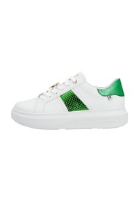 Baskets blanches avec des accents en motif reptile vert et un talon métallique vert. Présentent des lacets ronds, une semelle blanche épaisse et des détails de logo.