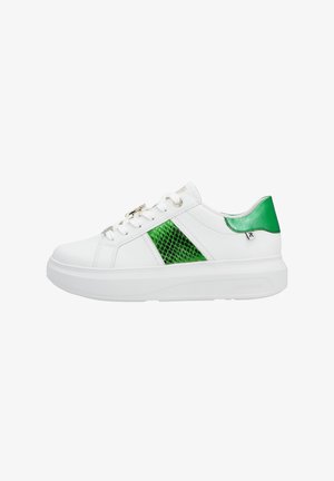 Baskets blanches avec des accents en motif reptile vert et un talon métallique vert. Présentent des lacets ronds, une semelle blanche épaisse et des détails de logo.