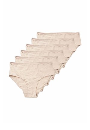 Sei paia di slip beige senza cuciture da donna impilati diagonalmente su uno sfondo bianco.