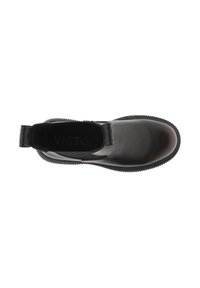 Botín Negro de cuero con un acabado liso, paneles laterales elásticos y suela de goma texturizada. Cuenta con una pestaña trasera para facilidad al ponérselo.