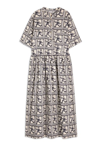 Midi-lange crème jurk met korte mouwen, knoopsluiting aan de voorkant, geplooide taille en een zwart geometrisch paardenpatroon overal.