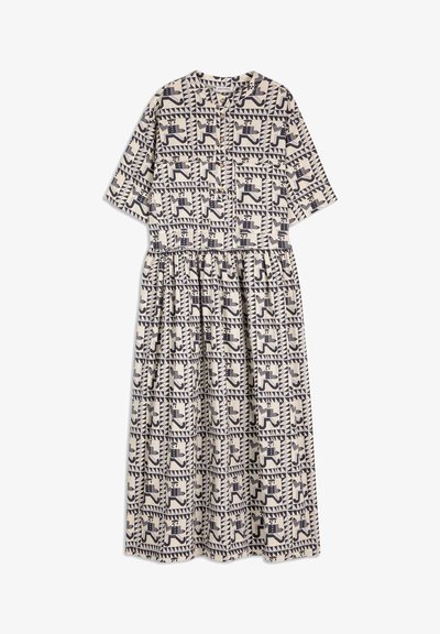 Midi-lange crème jurk met korte mouwen, knoopsluiting aan de voorkant, geplooide taille en een zwart geometrisch paardenpatroon overal.