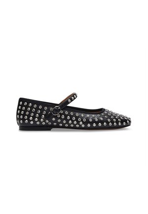 Zwarte Mary Jane platte schoen met enkelriem en ronde zilveren studs die het oppervlak bedekken, gezien van opzij op een witte achtergrond.