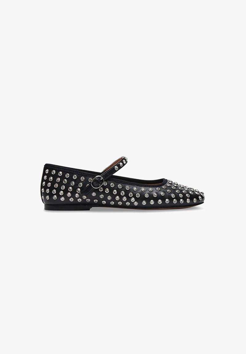 Chaussure plate Mary Jane noire avec bride à la cheville et clous ronds argentés couvrant la surface, vue de profil sur fond blanc.