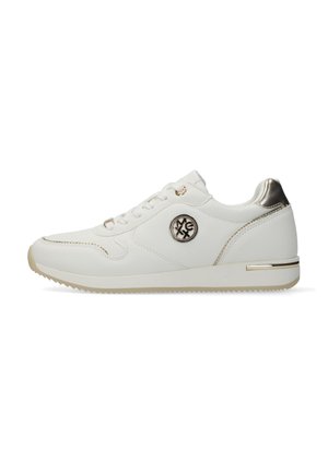 Sneaker bianco con tomaia sintetica testurizzata, dettagli dorati sul tallone e sul logo, punta rotonda e suola di gomma rigata.