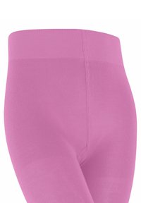 Różowe rajstopy o gładkiej, elastycznej strukturze. Posiadają szeroki, żebrowany pas. Brak widocznych wzorów lub akcentów. Zbliżenie na materiał.