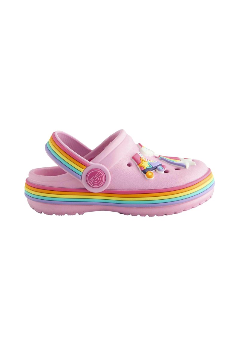 Roze rubberen klomp met een regenbooggestreepte zool, versierd met kleurrijke sterren en eenhoornvormige bedels op de bovenkant. Verstelbare hielband.