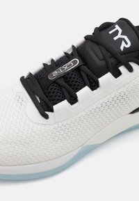 TYR CXT2 - Treeningjalatsid - black/white/blue