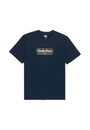Marineblå bomulds-T-shirt med korte ærmer, med en gul og beige "Quiksilver"-logo og ternet mønster på forsiden.