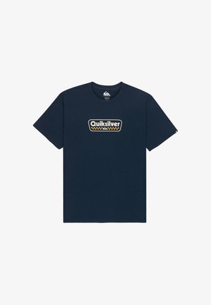 Marineblå bomulds-T-shirt med korte ærmer, med en gul og beige "Quiksilver"-logo og ternet mønster på forsiden.