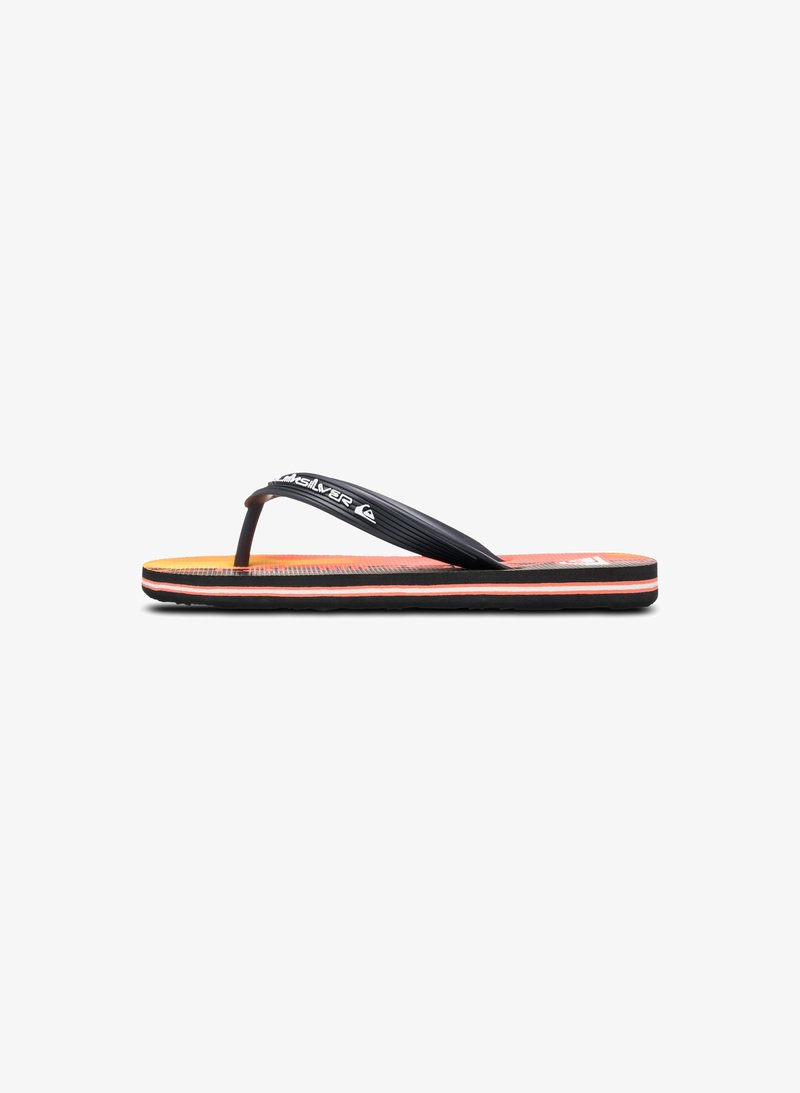 Svart gummiflip-flop med texturerad orange och röd fotbädd, tunn svart rem och vit logotyp. Har en flerfärgad randig sula.