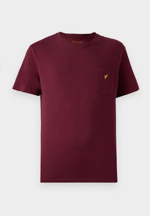 Bordeaux katoenen t-shirt met korte mouwen, ronde halslijn, een voorknoopzak en een klein geel logo geborduurd op de zak.