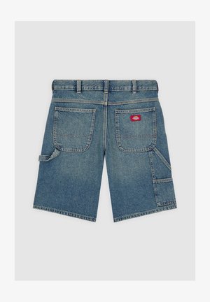Shorts in denim azzurro chiaro, con cinturino standard, due tasche posteriori e una tasca laterale aggiuntiva. Patch logo rosso sul retro.