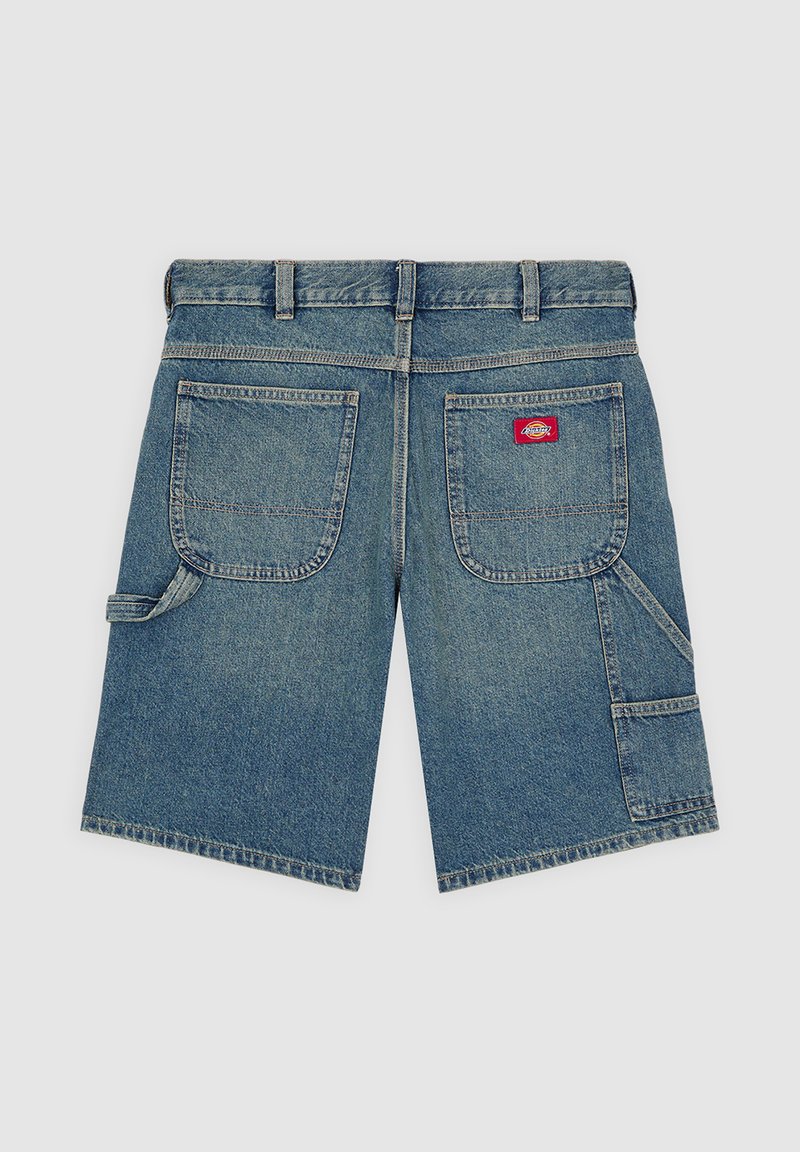 Shorts in denim azzurro chiaro, con cinturino standard, due tasche posteriori e una tasca laterale aggiuntiva. Patch logo rosso sul retro.