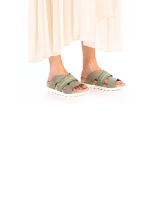 Sandales à glissière vertes en cuir avec deux larges brides, semelle en liège texturé et semelle en caoutchouc blanche. Détail de couture décorative subtile.