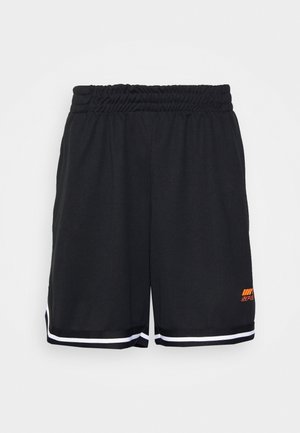 Schwarze Sportshorts mit elastischem Bund, weißem Besatz an den Säumen und einem orangefarbenen Logo am rechten Bein. Hergestellt aus leichtem Stoff.