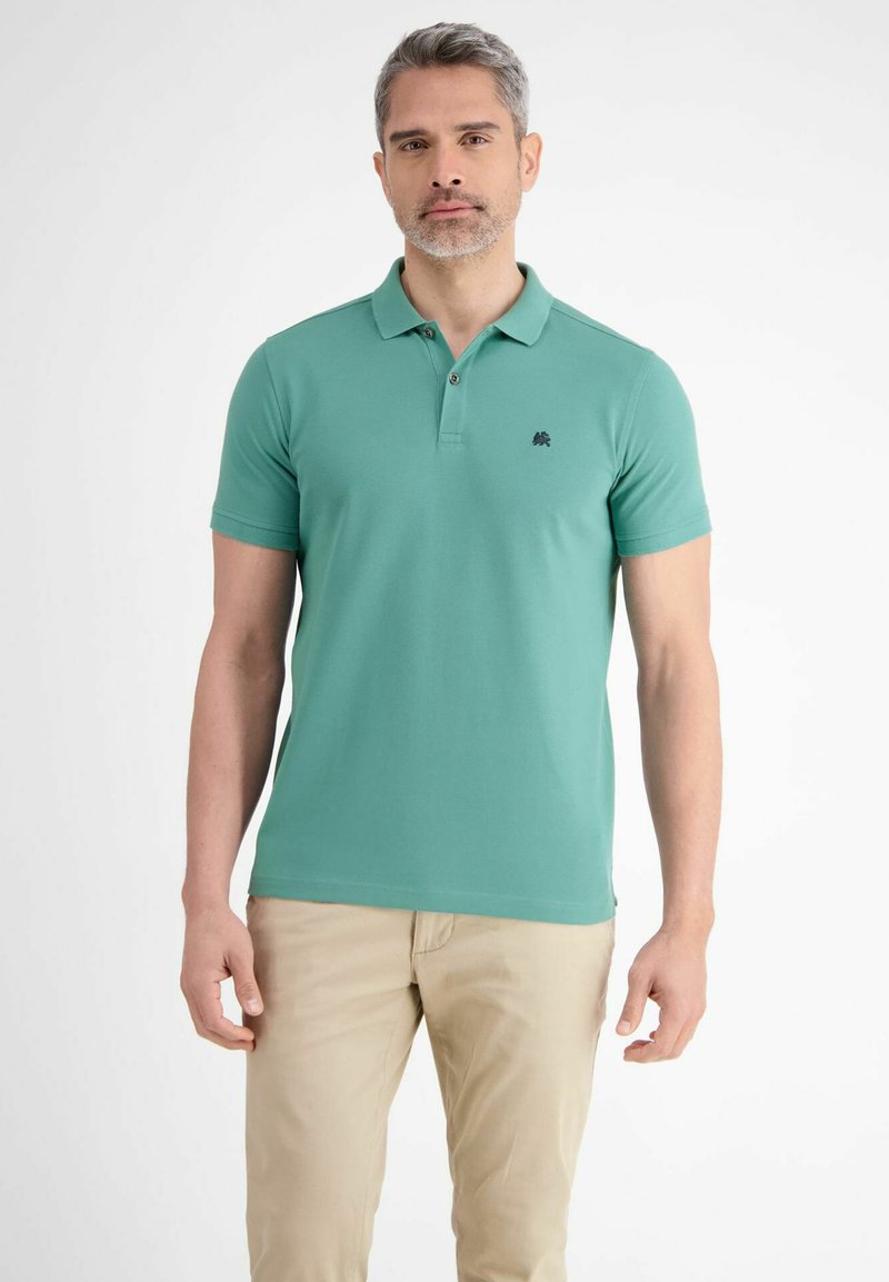 Koszula polo w miętowym odcieniu, z krótkimi rękawami, z dyskretnym czarnym logo na piersi. Posiada klasyczny kołnierzyk i lekką bawełnianą tkaninę.