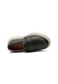 Crna kožna slip-on cipela s debelim bijelim gumiranim potplatom, koja ima prošivene detalje sprijeda i glatku unutarnju podstavu.